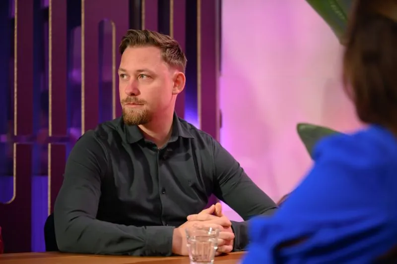 Max van Kuipers aan tafel tijdens een talkshow