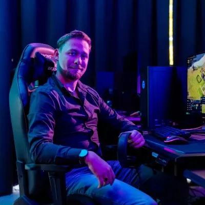 Max van Kuipers in een gamingstoel